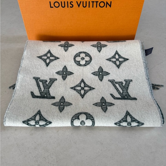 Louis Vuitton Monogram Shadow Scarf Dark Green - Picture 4 of 9